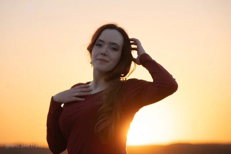 Gegenlicht-Portrait bei Golden Hour in der Wueste