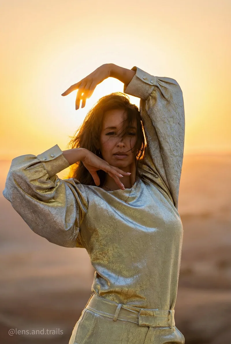 Portrait in Gold mit Armen um das Gesicht gerahmt