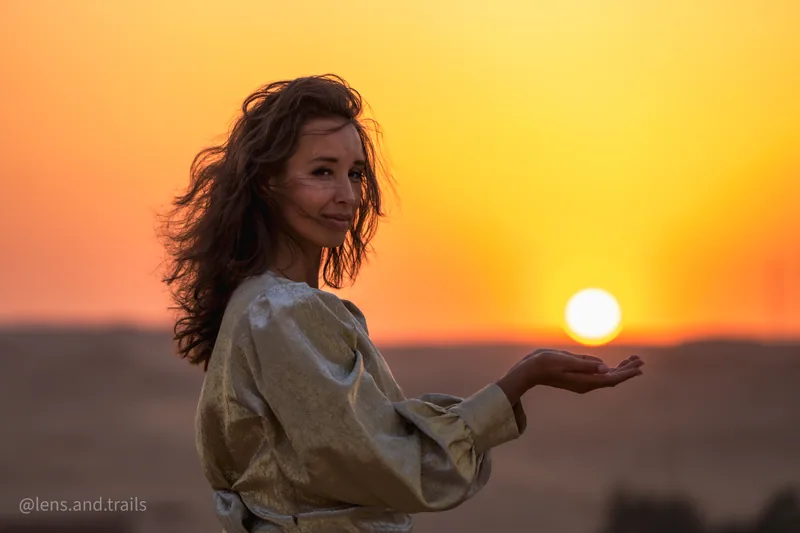 Die Sonne in der Hand halten bei Sonnenuntergang