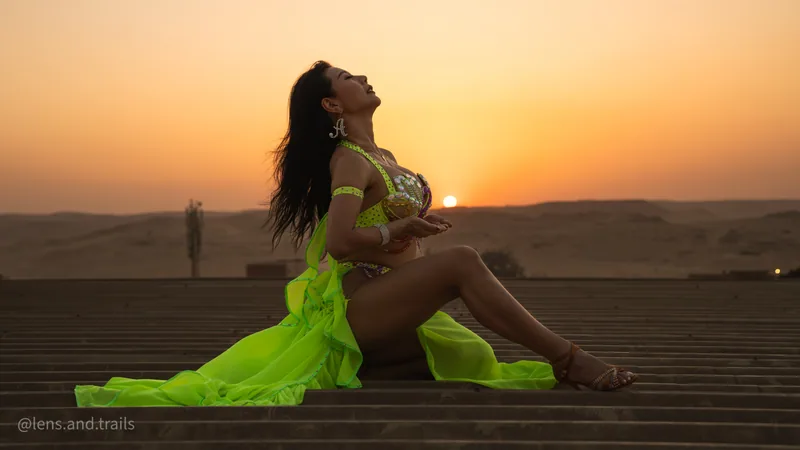 Sitzende Taenzerin auf dem Dach bei Wuestensonnenuntergang