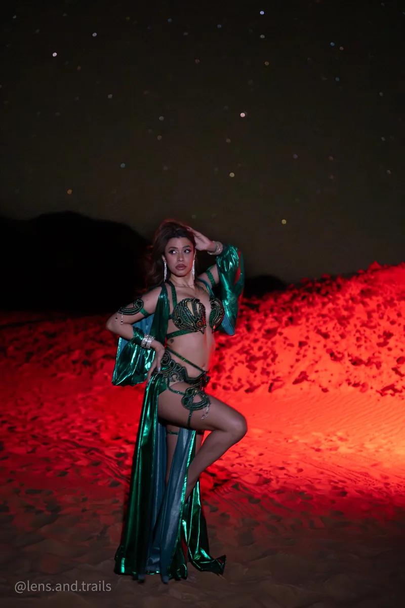 Nacht-Shooting in der Wueste mit rotem Licht und Sternen