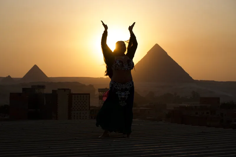 Weite Wuestenlandschaft bei den Pyramiden